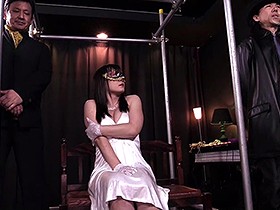 恥辱の美魔女見世物調教　サンプル画像02